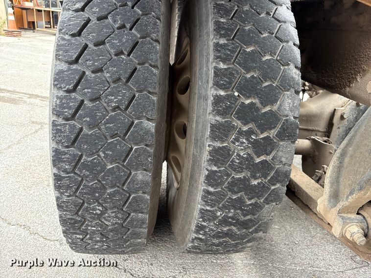 image for item FB8691 2009 Freightliner FLD120 semi truck