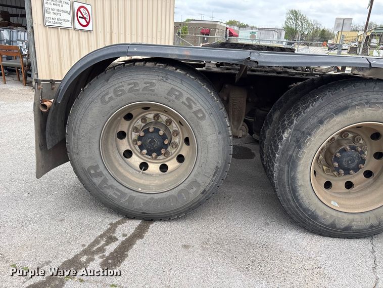 image for item FB8691 2009 Freightliner FLD120 semi truck