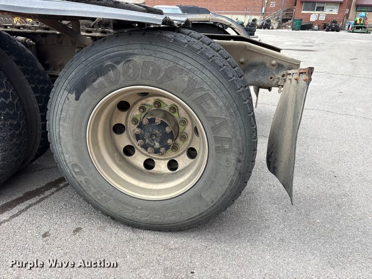 image for item FB8691 2009 Freightliner FLD120 semi truck