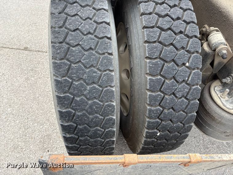 image for item FB8691 2009 Freightliner FLD120 semi truck