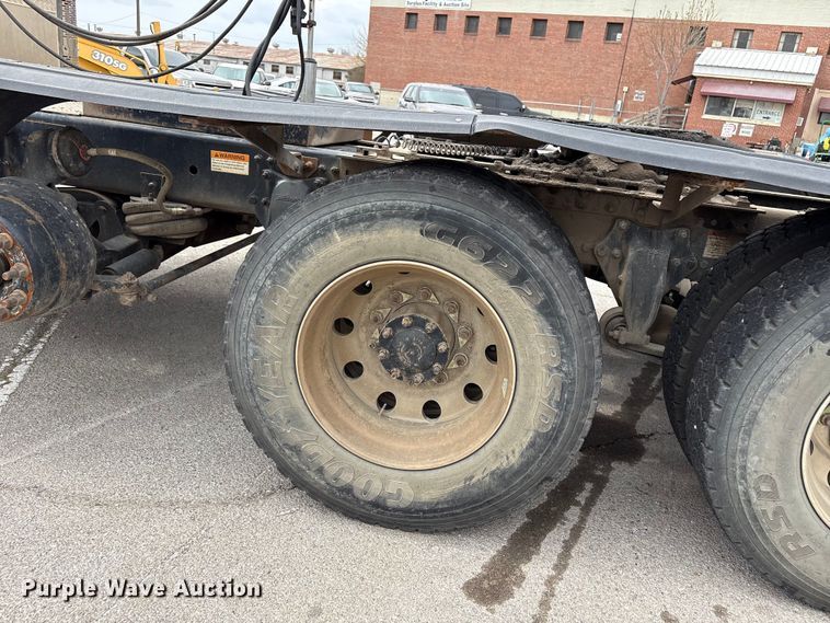 image for item FB8691 2009 Freightliner FLD120 semi truck