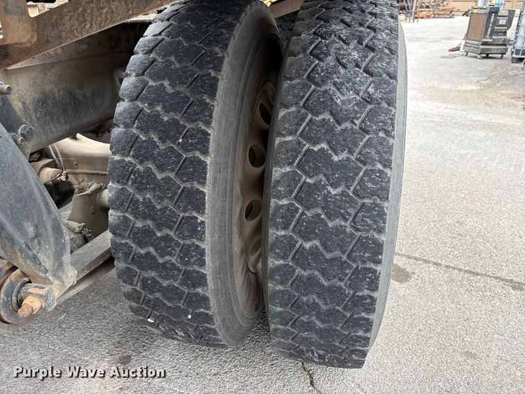 image for item FB8691 2009 Freightliner FLD120 semi truck