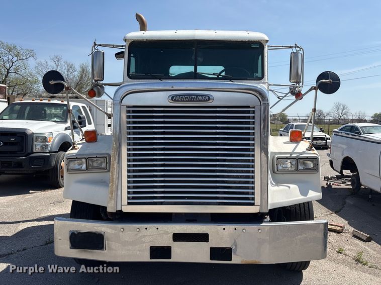 image for item FB8692 2009 Freightliner FLD120 semi truck