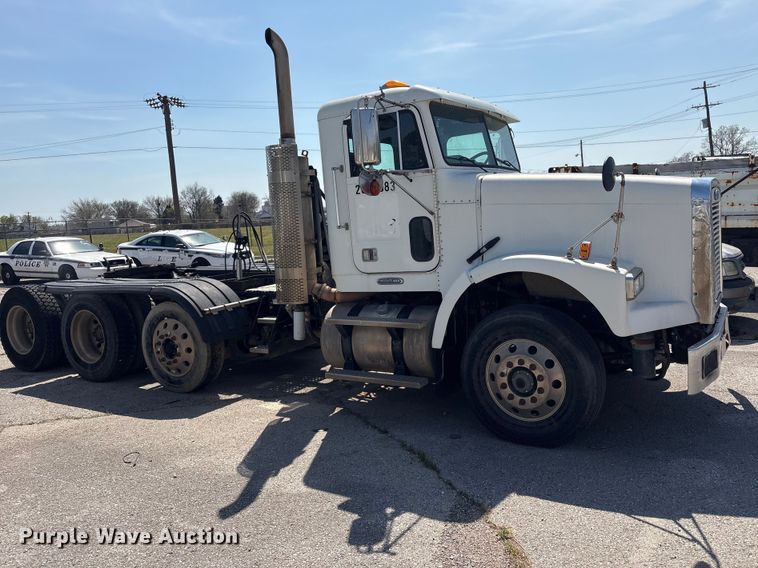 image for item FB8692 2009 Freightliner FLD120 semi truck