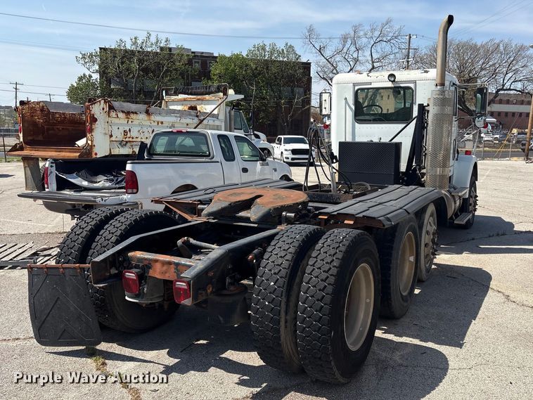 image for item FB8692 2009 Freightliner FLD120 semi truck