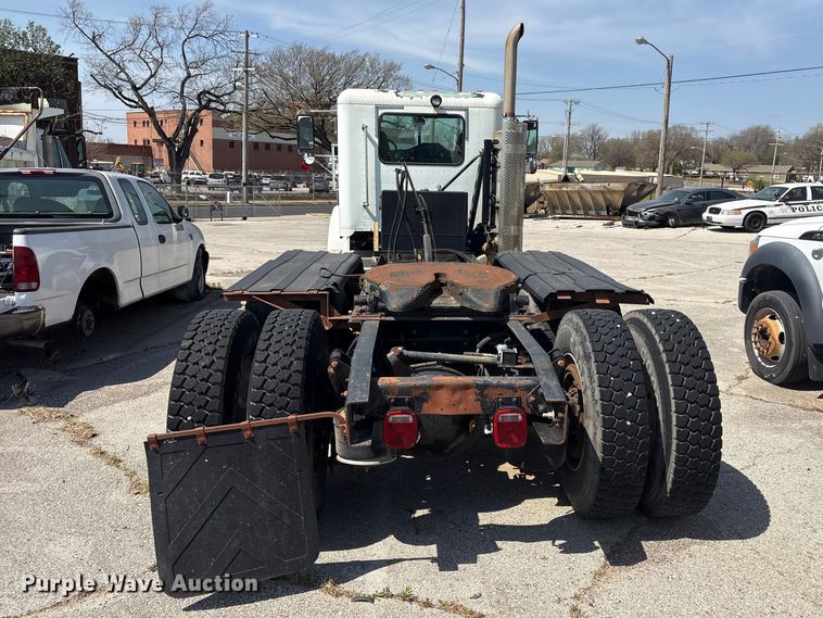 image for item FB8692 2009 Freightliner FLD120 semi truck