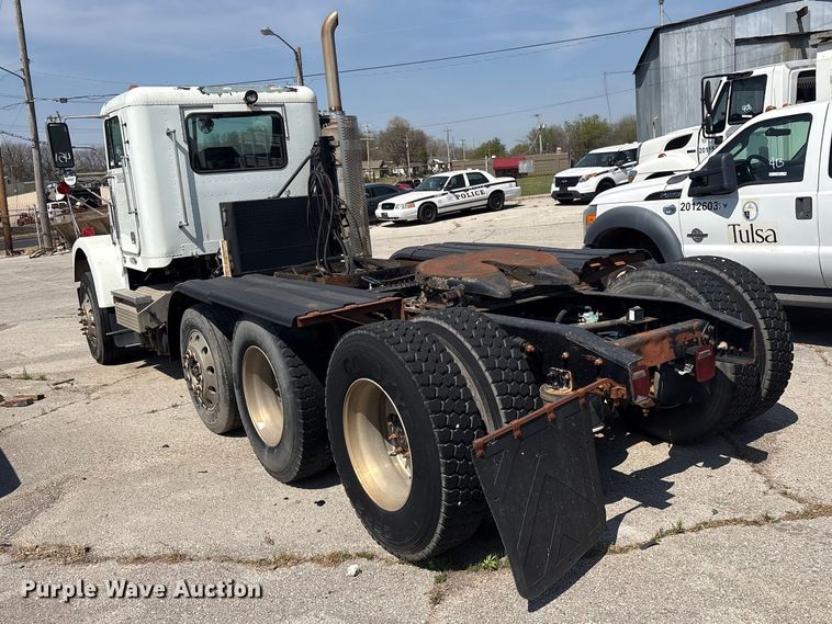 image for item FB8692 2009 Freightliner FLD120 semi truck