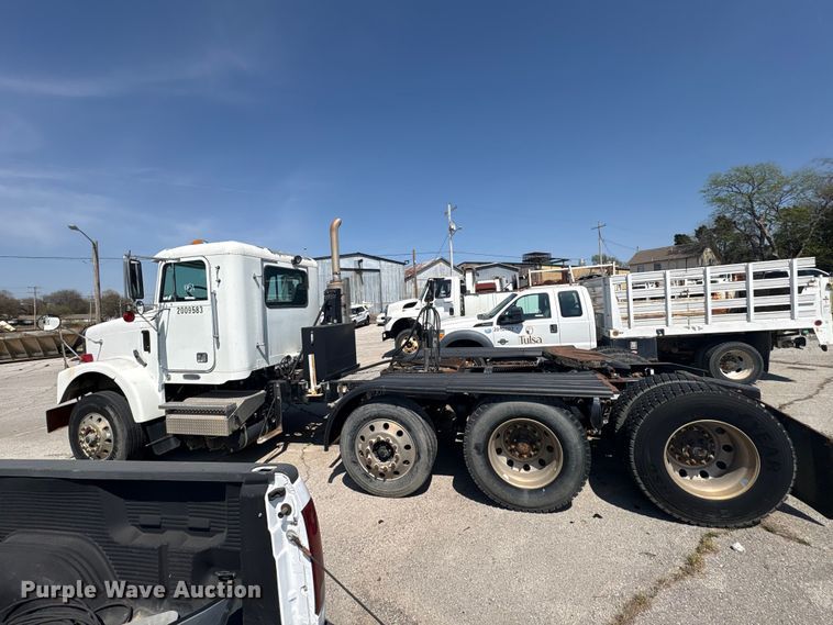 image for item FB8692 2009 Freightliner FLD120 semi truck