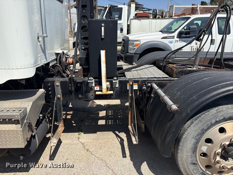 image for item FB8692 2009 Freightliner FLD120 semi truck