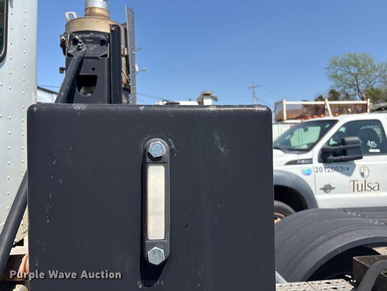 image for item FB8692 2009 Freightliner FLD120 semi truck