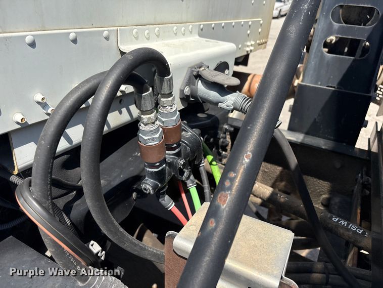 image for item FB8692 2009 Freightliner FLD120 semi truck