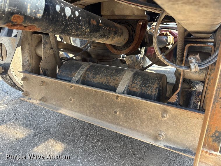 image for item FB8692 2009 Freightliner FLD120 semi truck