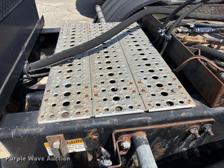 image for item FB8692 2009 Freightliner FLD120 semi truck