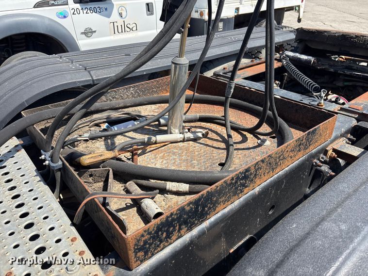 image for item FB8692 2009 Freightliner FLD120 semi truck