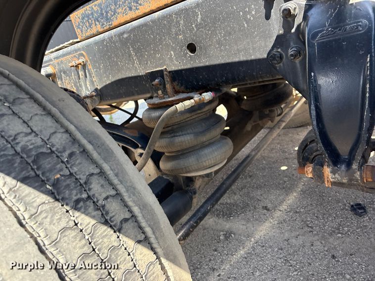 image for item FB8692 2009 Freightliner FLD120 semi truck