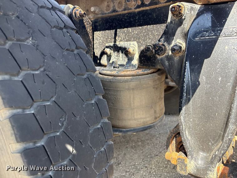 image for item FB8692 2009 Freightliner FLD120 semi truck