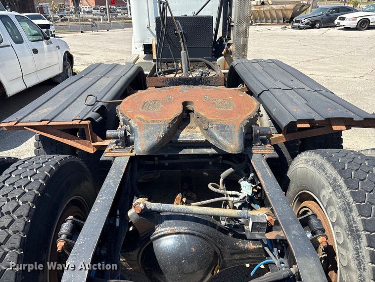 image for item FB8692 2009 Freightliner FLD120 semi truck