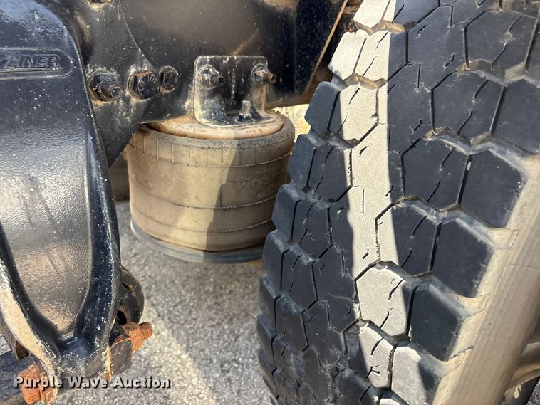 image for item FB8692 2009 Freightliner FLD120 semi truck