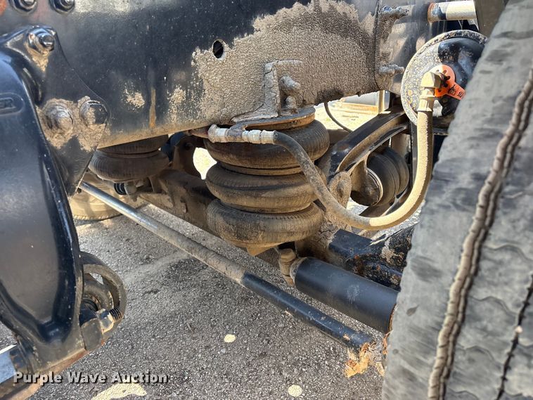 image for item FB8692 2009 Freightliner FLD120 semi truck