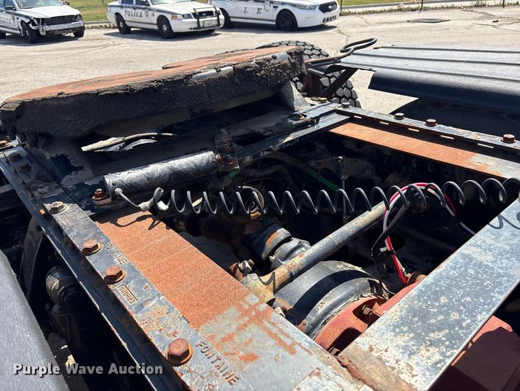 image for item FB8692 2009 Freightliner FLD120 semi truck