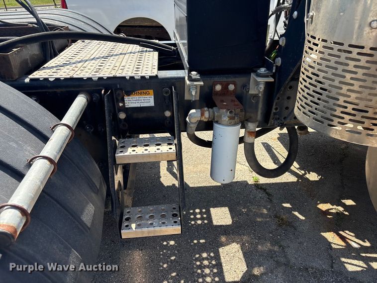 image for item FB8692 2009 Freightliner FLD120 semi truck