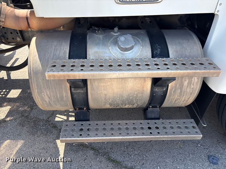 image for item FB8692 2009 Freightliner FLD120 semi truck