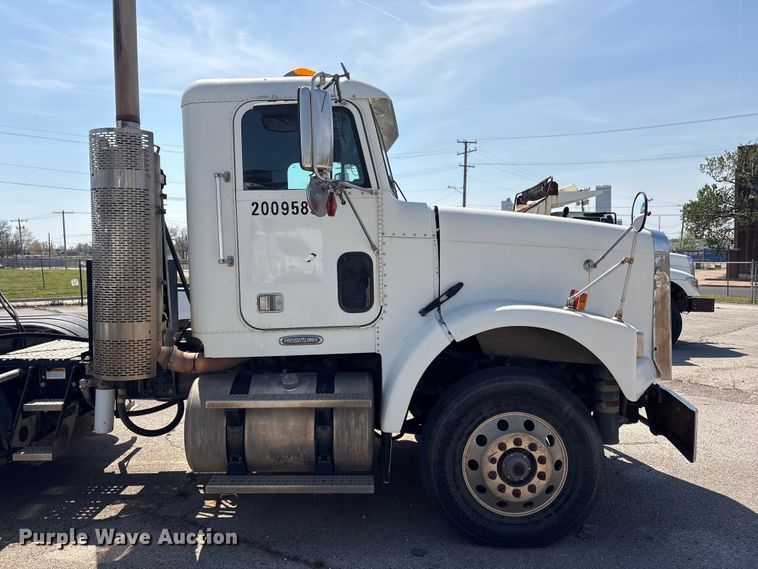 image for item FB8692 2009 Freightliner FLD120 semi truck