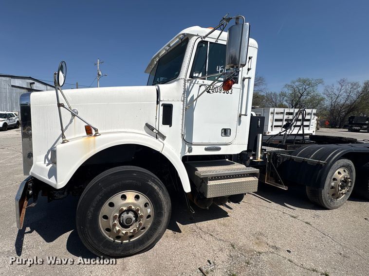 image for item FB8692 2009 Freightliner FLD120 semi truck