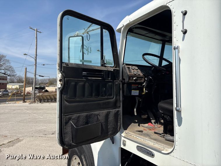 image for item FB8692 2009 Freightliner FLD120 semi truck