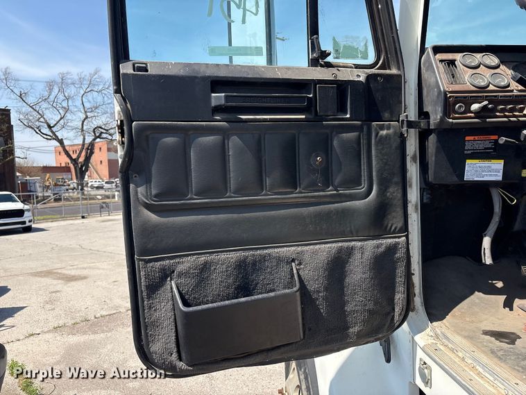 image for item FB8692 2009 Freightliner FLD120 semi truck