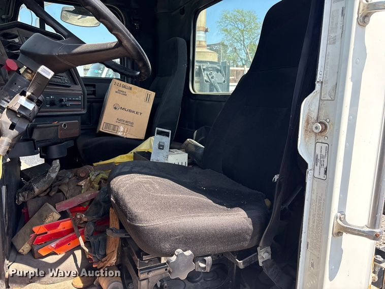 image for item FB8692 2009 Freightliner FLD120 semi truck