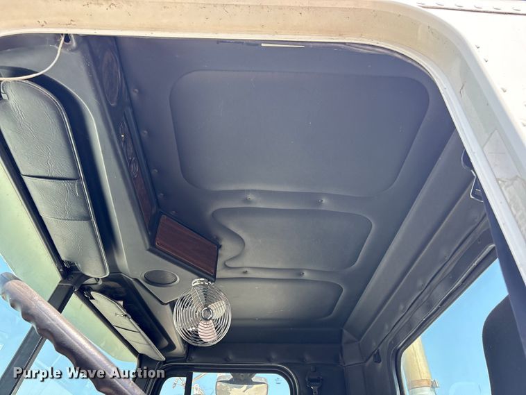 image for item FB8692 2009 Freightliner FLD120 semi truck