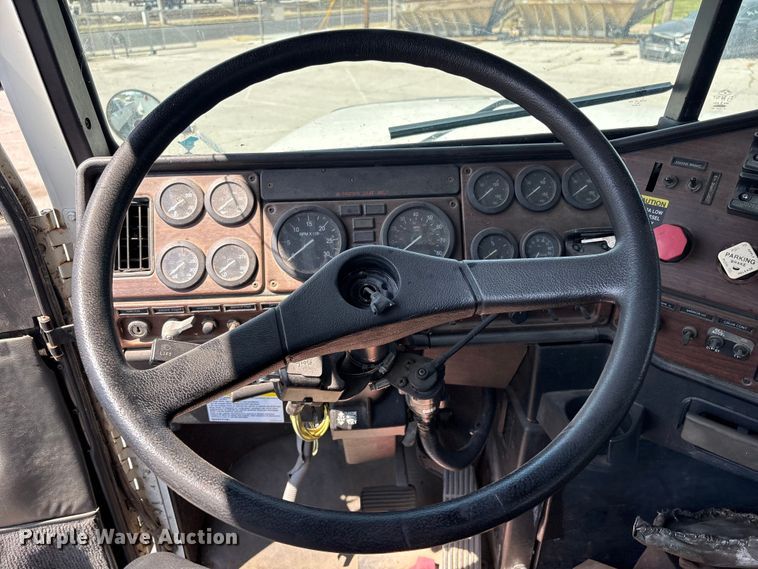 image for item FB8692 2009 Freightliner FLD120 semi truck