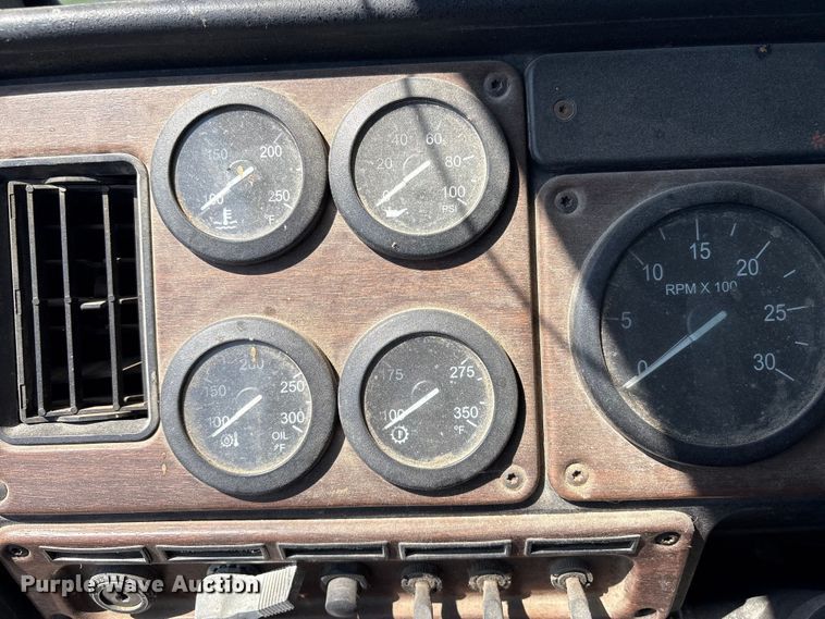 image for item FB8692 2009 Freightliner FLD120 semi truck