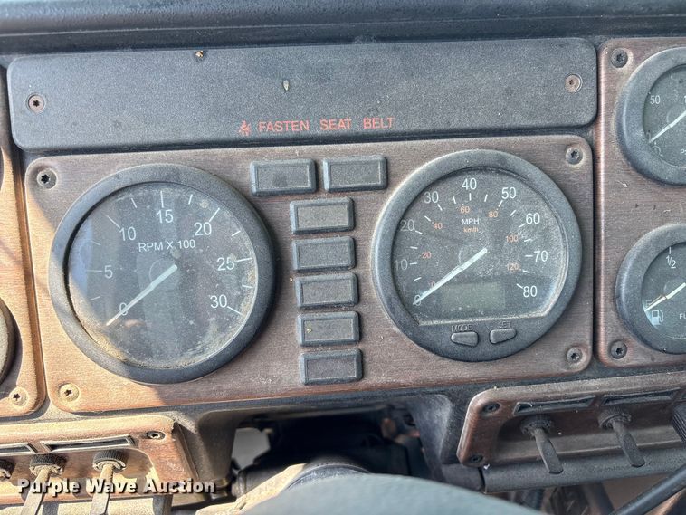 image for item FB8692 2009 Freightliner FLD120 semi truck