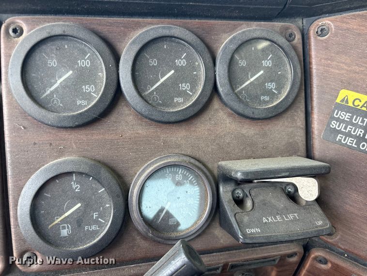 image for item FB8692 2009 Freightliner FLD120 semi truck