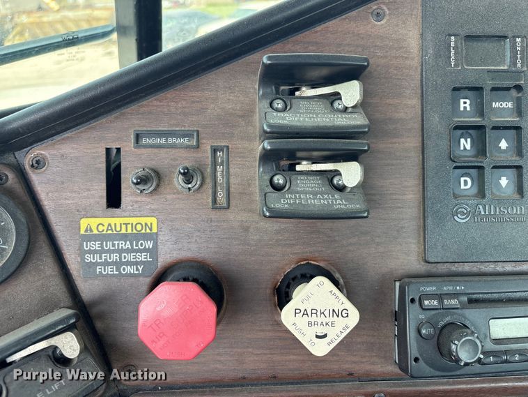 image for item FB8692 2009 Freightliner FLD120 semi truck