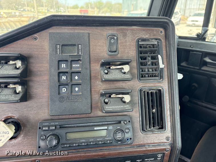 image for item FB8692 2009 Freightliner FLD120 semi truck