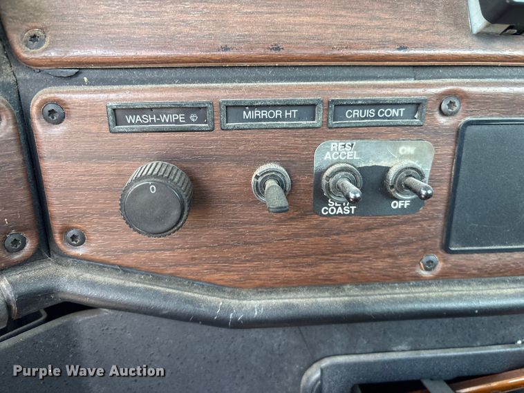 image for item FB8692 2009 Freightliner FLD120 semi truck