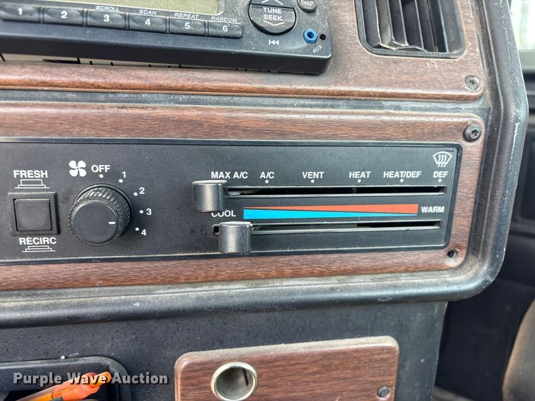 image for item FB8692 2009 Freightliner FLD120 semi truck