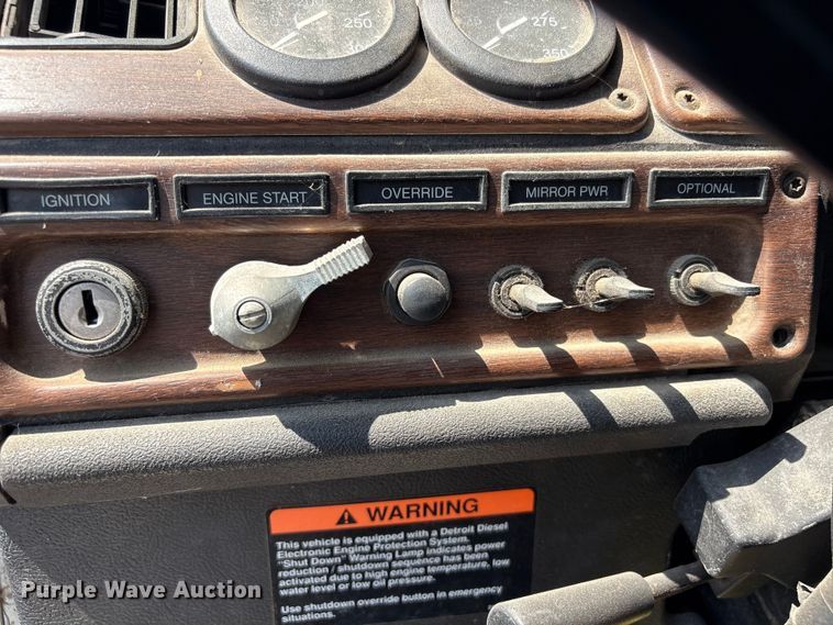 image for item FB8692 2009 Freightliner FLD120 semi truck