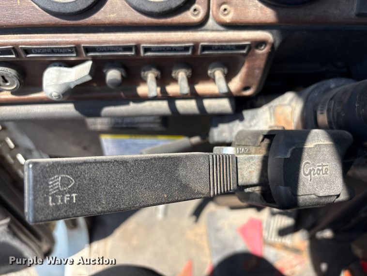 image for item FB8692 2009 Freightliner FLD120 semi truck