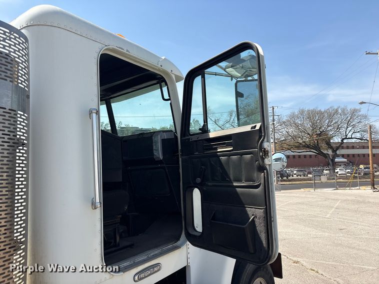 image for item FB8692 2009 Freightliner FLD120 semi truck