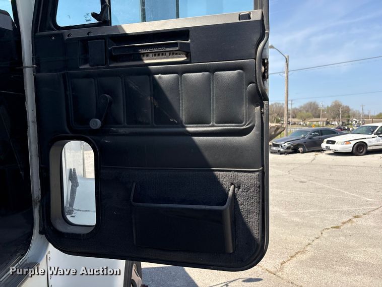 image for item FB8692 2009 Freightliner FLD120 semi truck