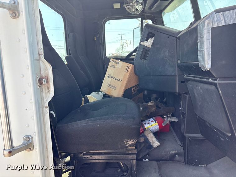 image for item FB8692 2009 Freightliner FLD120 semi truck