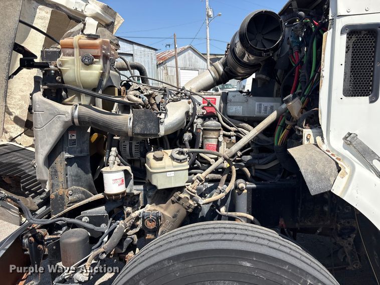 image for item FB8692 2009 Freightliner FLD120 semi truck