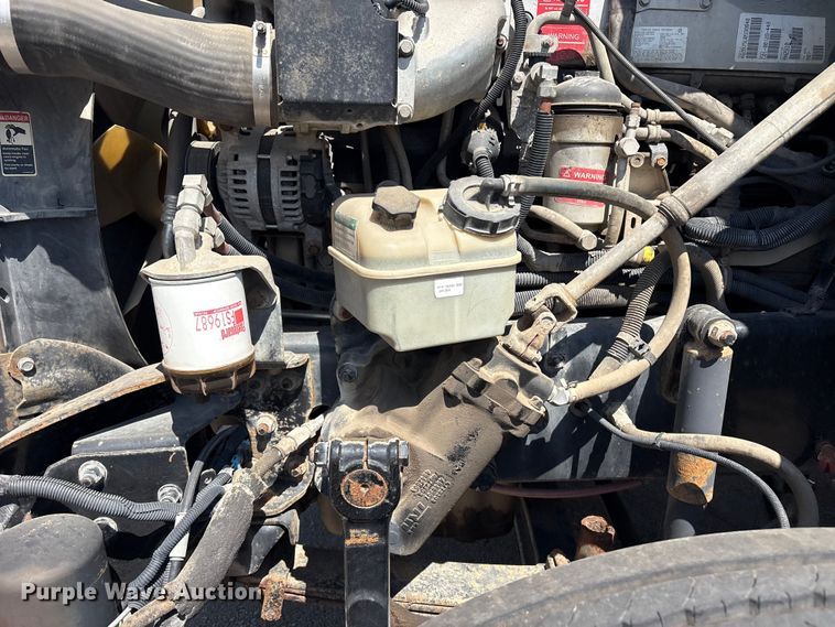 image for item FB8692 2009 Freightliner FLD120 semi truck