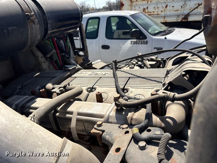 image for item FB8692 2009 Freightliner FLD120 semi truck