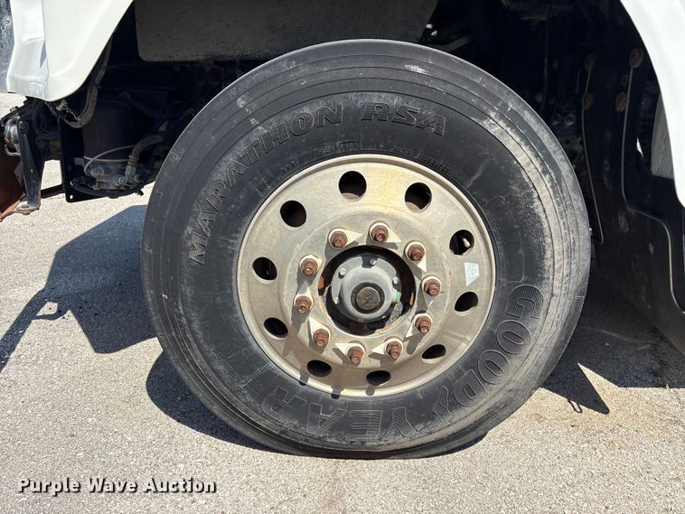 image for item FB8692 2009 Freightliner FLD120 semi truck