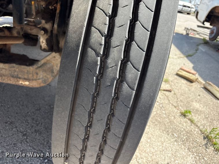 image for item FB8692 2009 Freightliner FLD120 semi truck